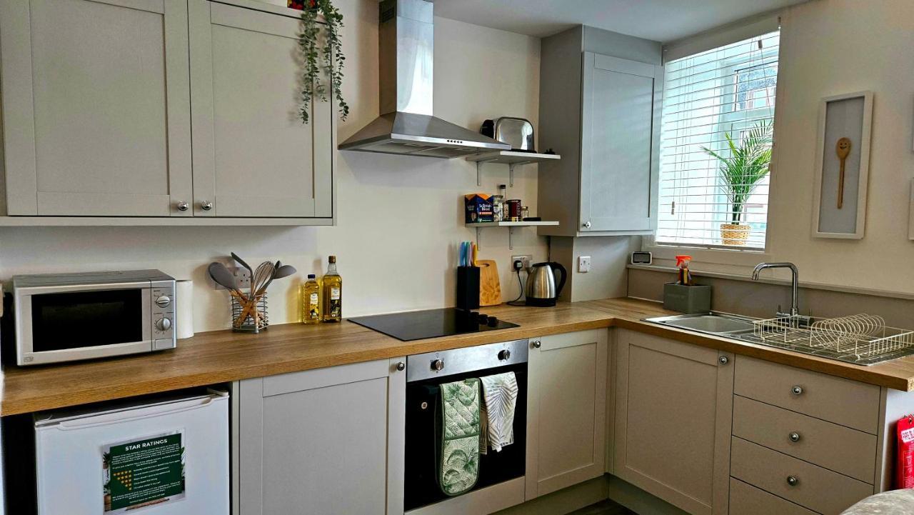 The Ferns - Shared Garden Apartment With Parking Darvel Exterior photo