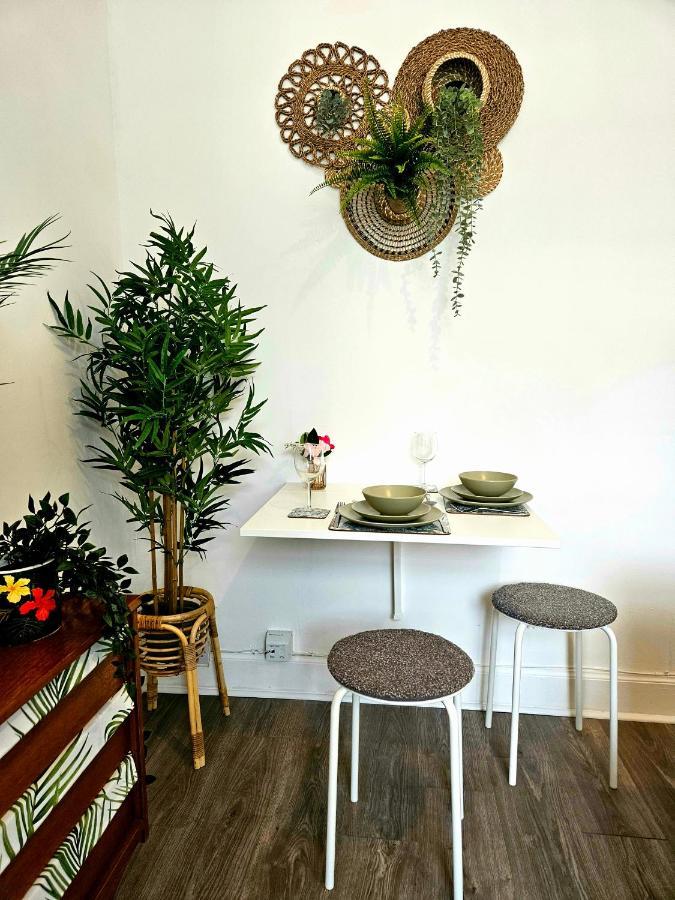 The Ferns - Shared Garden Apartment With Parking Darvel Exterior photo